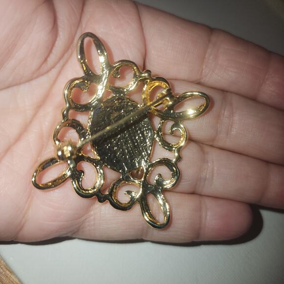 Vintage Gold Tone Filigree Faux Pearl Round Maltese Cross  VINTAGE EUC MALTESE CROSS OVAL PEARL FILIGREE GOLD TONE BROOCH PIN